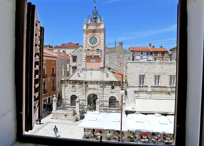 罗里公寓酒店 *