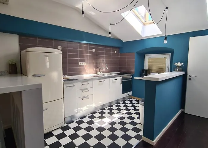 罗里公寓酒店 *