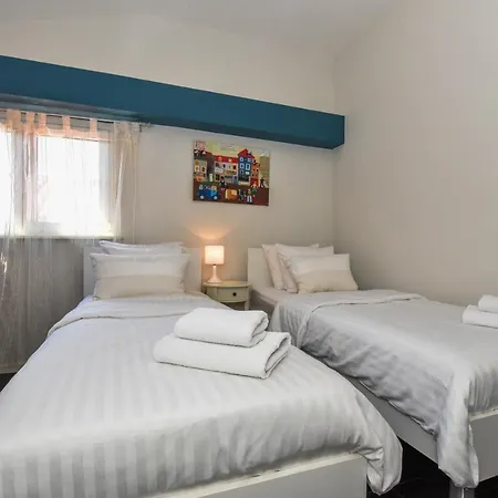 罗里公寓酒店 公寓 *